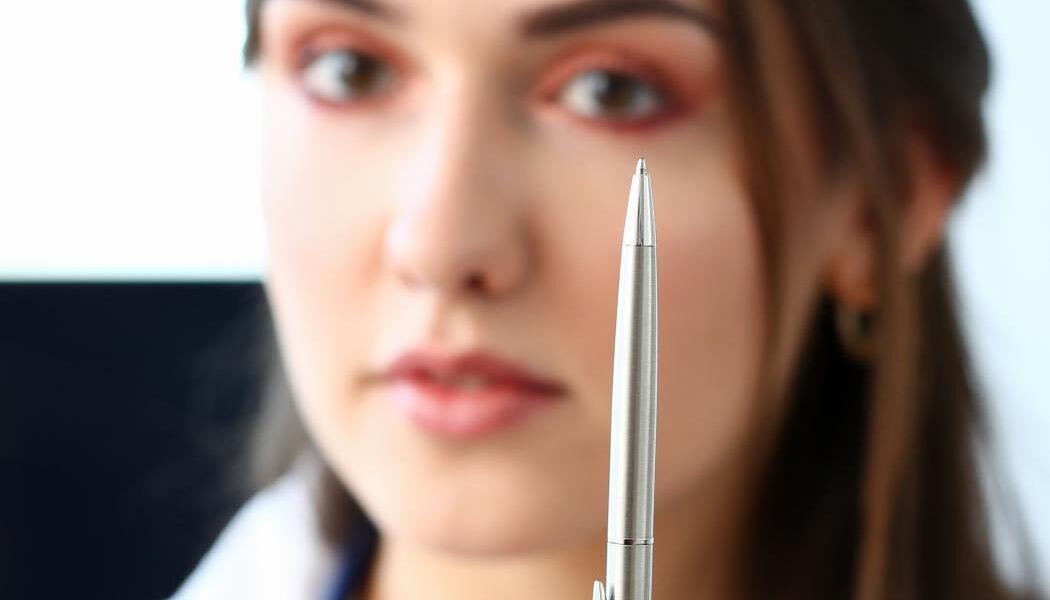 Zu sehen ist das Beitragsbild - Angst vor dem Zahnarzt? - Hypnose kann helfen