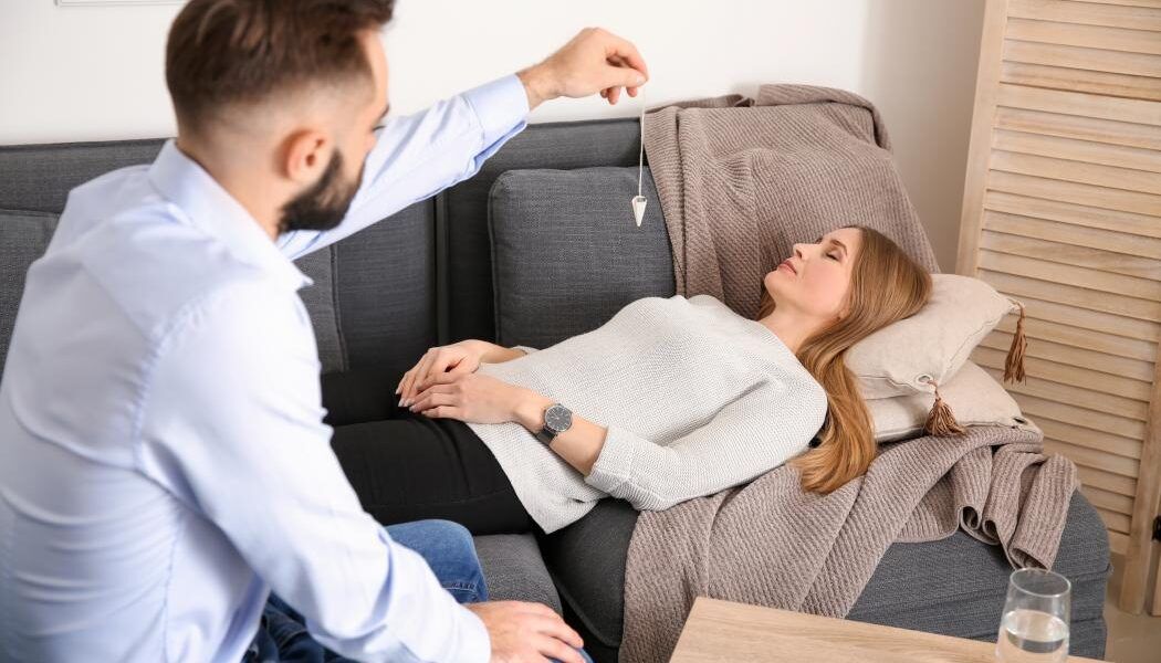 Zu sehen ist das Beitragsbild zum Beitrag mit dem Thema: Wie sicher ist Hypnose