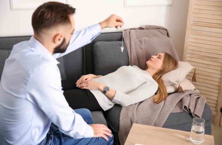 Zu sehen ist das Beitragsbild zum Beitrag mit dem Thema: Wie sicher ist Hypnose